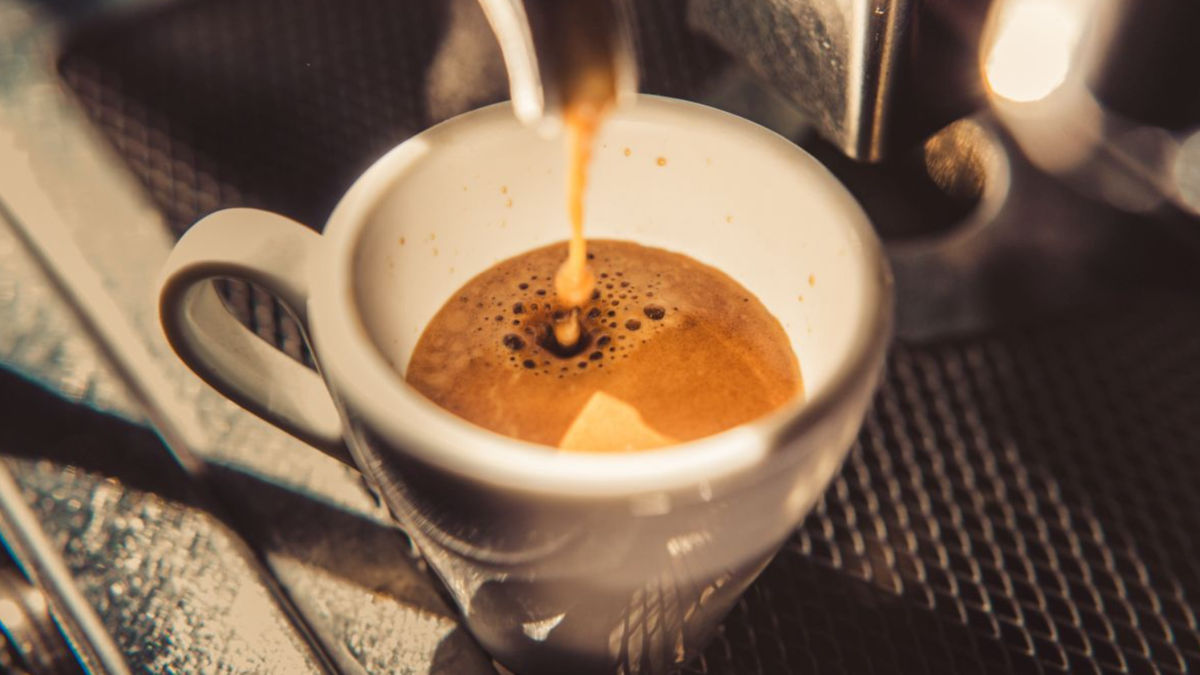 Учёные: Кофе и чай бодрят днём, но не вредят ночному сну.