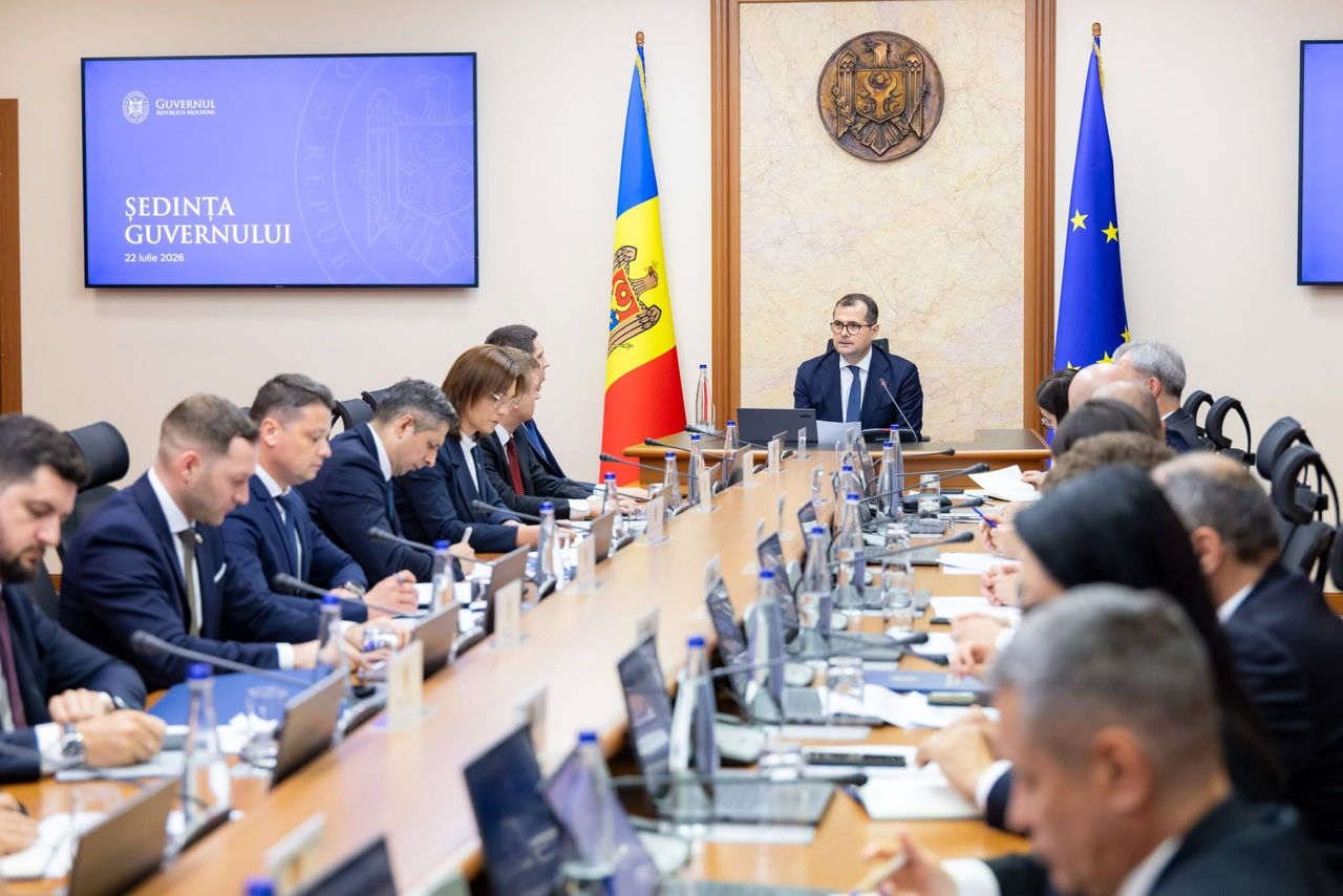 Премьер-министр объявил войну завышенным зарплатам в госсекторе.