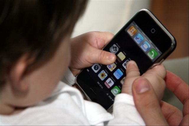 Не стоит приучать детей к iPhone с раннего возраста.