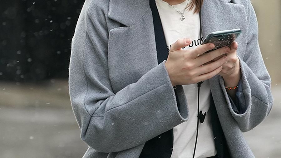 Эксперт перечислил опасные ситуации для использования смартфона.