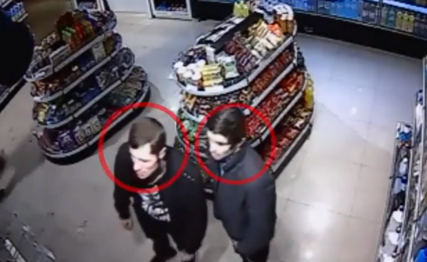 Полиция разыскивает подозреваемых в краже из магазина.
