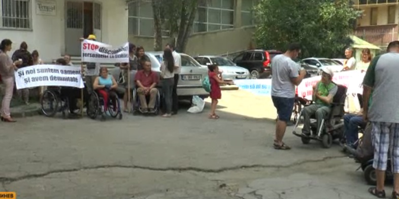 Люди в инвалидных колясках пикетировали здание суда.