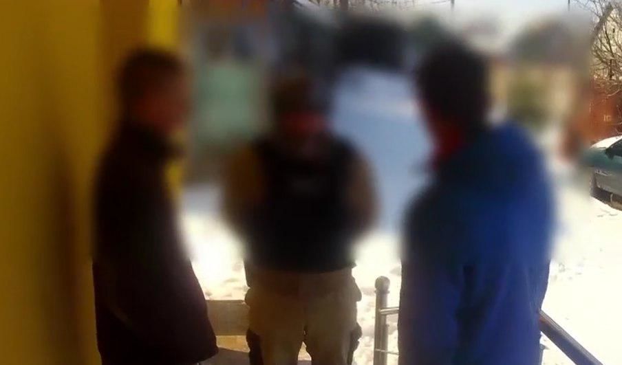 Hoţ speriat: S-a ascuns sub pat după ce s-a declanșat alarma