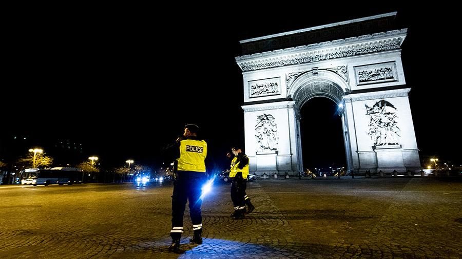 Во Франции 6 650 человек оштрафованы за нарушение комендантского часа.