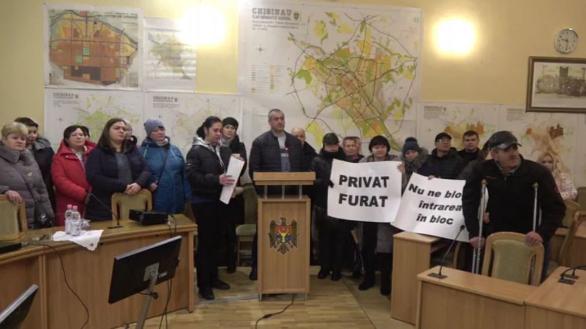 Жильцы многоквартирного дома, расположенного на улице Е. Кока 17, столичного сектора Буюканы пришли сегодня на заседание мэрии с просьбой о помощи. 