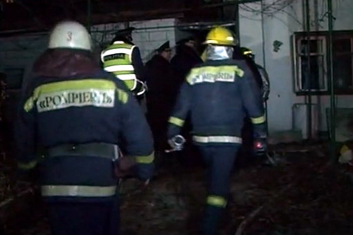 Вызванные на место инцидента пожарные обнаружили в в обгоревшем помещении тела мужчины и женщины, лежащих на кровати.