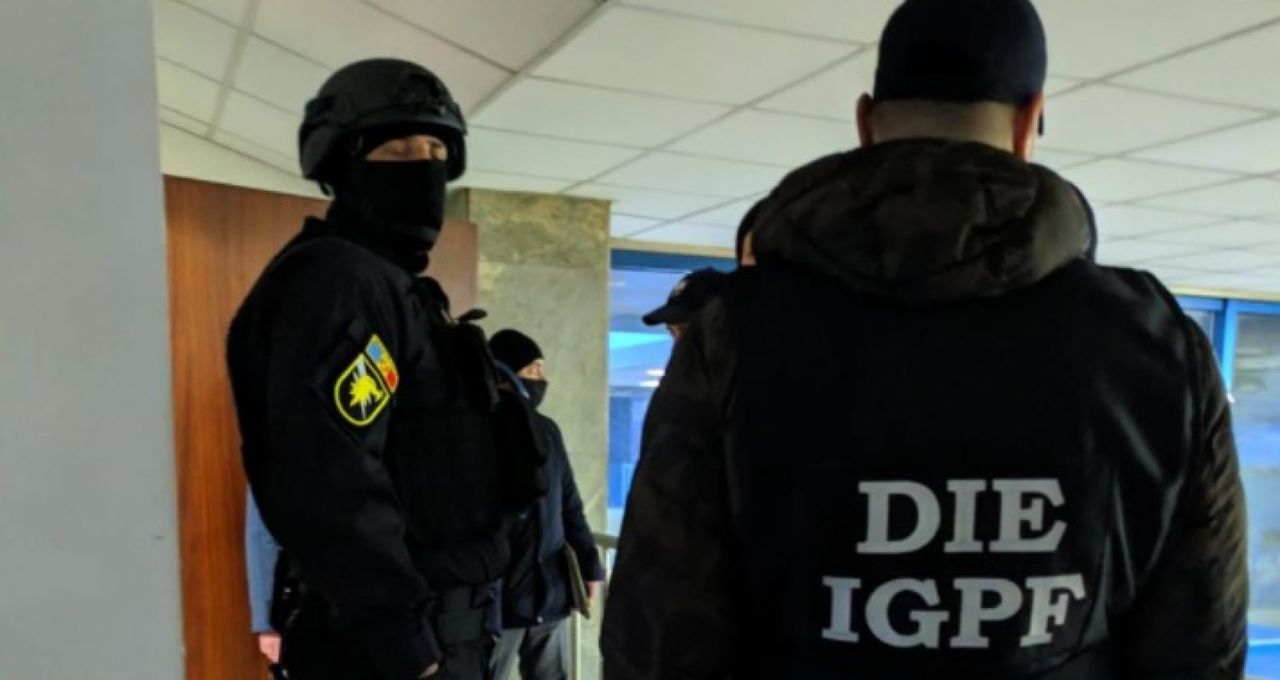 После обысков на КПП в Леушенах задержали 3 таможенника и 2 пограничника.