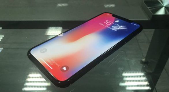 iPhone X a apărut şi în România. Un prim review al celui mai nou produs de la Apple