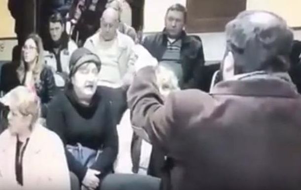 Радикалы захватили заложников в Ровенской области.