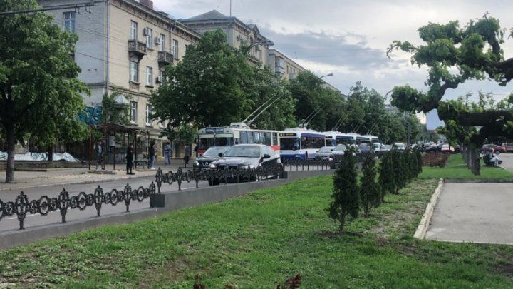 Из-за сбоя в электросети на проспекте Григоре Виеру встали троллейбусы.