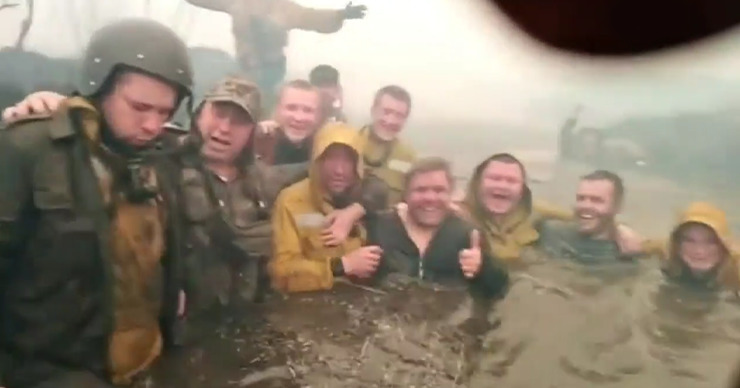 Сотрудники "Авиалесохраны" в Тюменской области прятались в воде от пожара.