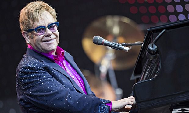 Elton John, internat la terapie intensivă. Foto. eBay.com