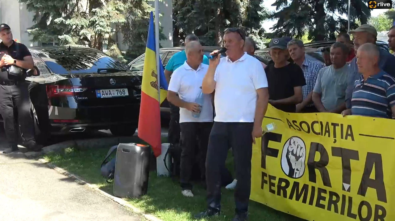 Фермеры Молдовы вновь протестуют перед зданием правительства.