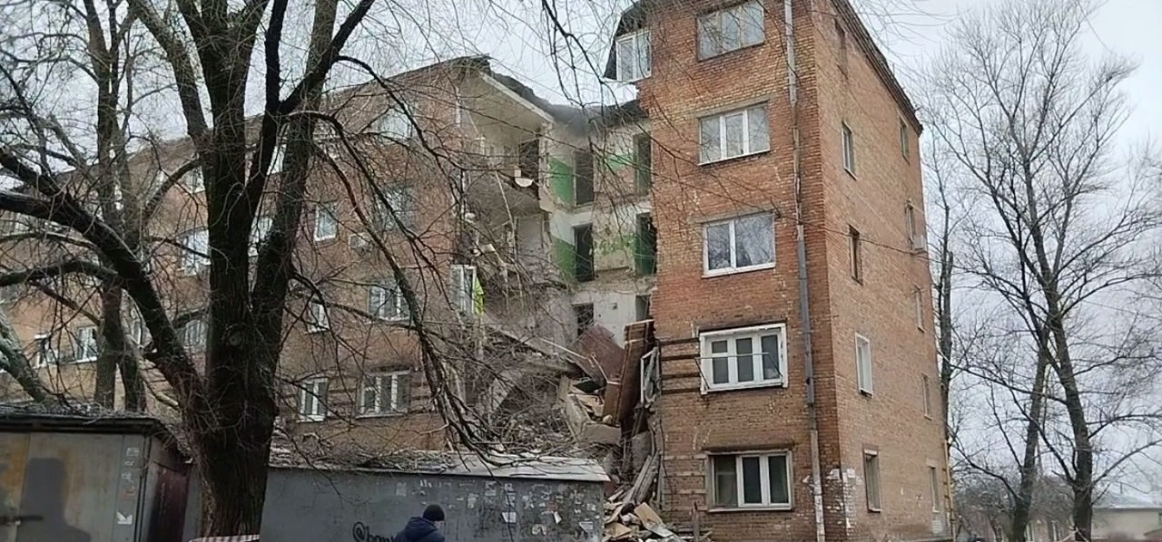 В Ростове обрушился подъезд аварийного дома, жильцов эвакуировали накануне.