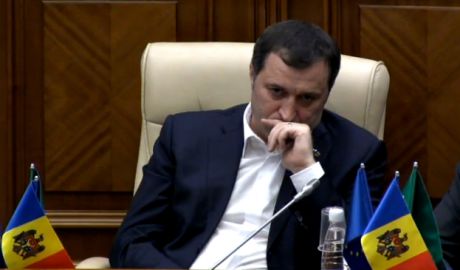 Экс-премьер подозревается в пассивной коррупции в особо крупных размерах.