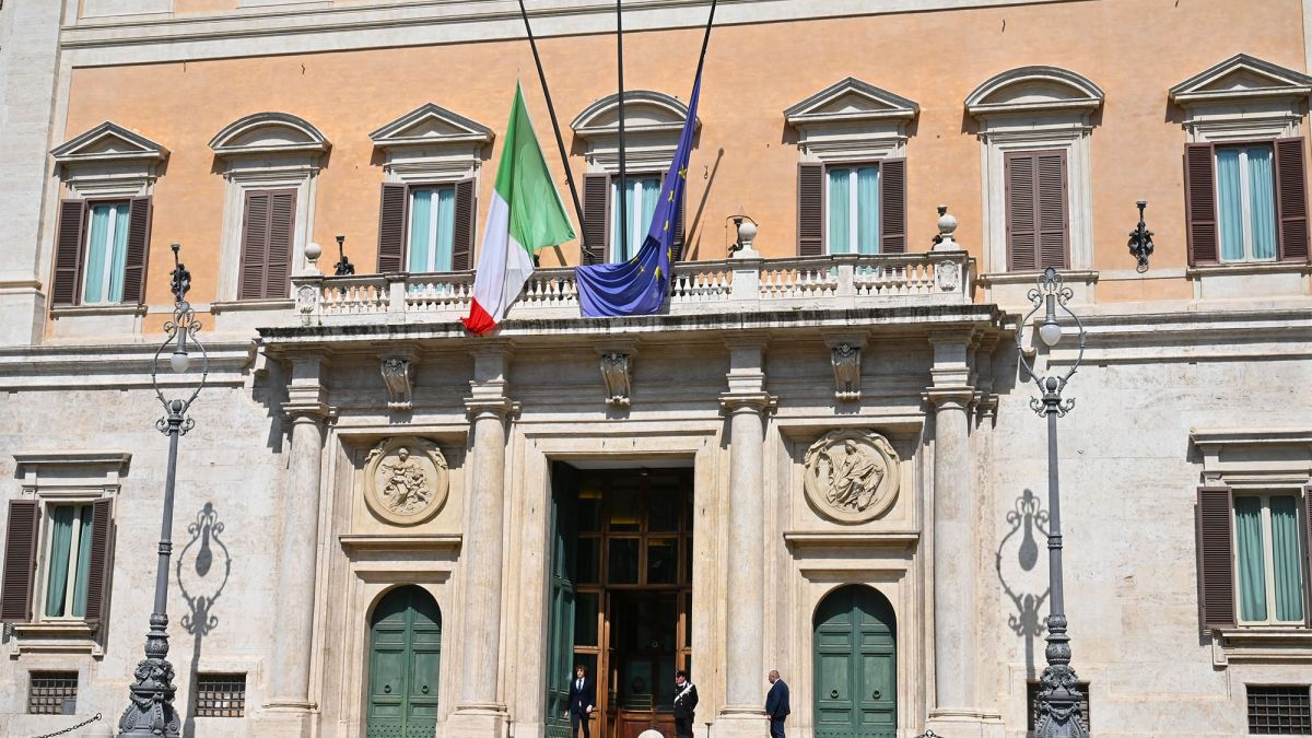 Italia a renunțat să majoreze salariile miniștrilor independenți după indignarea publică.