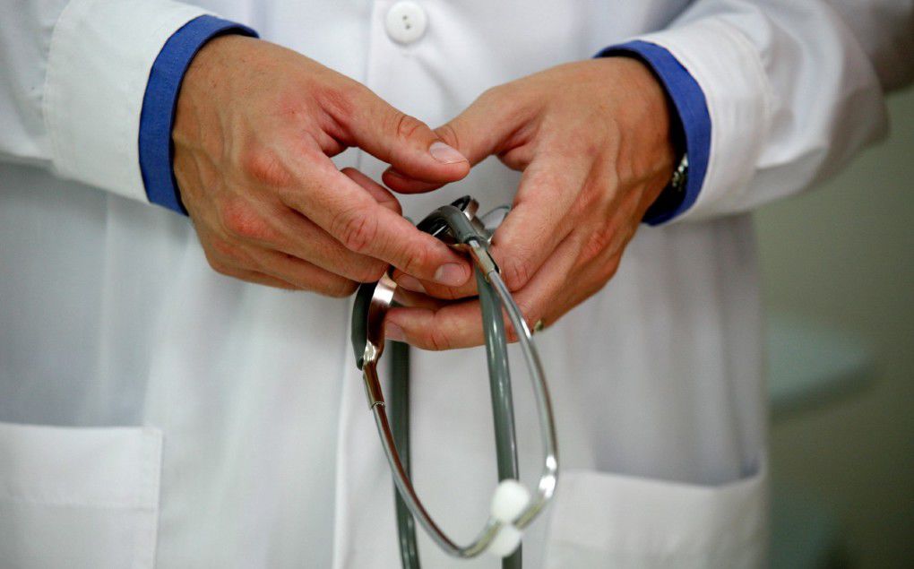 Tot mai mulţi medici din Moldova renunţă la profesie şi pleacă peste hotare.