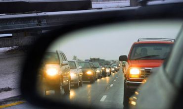 С 1 ноября по 31 марта включительно все водители в нашей стране обязаны ездить с включёнными фарами. 