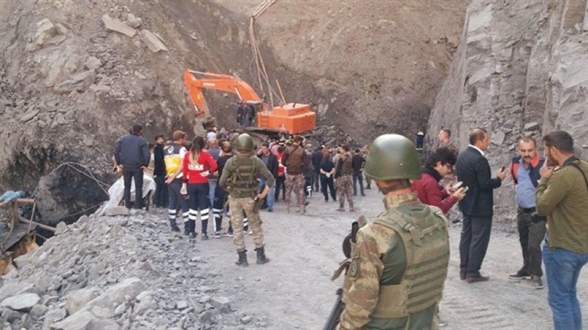 В Турции число погибших после обвала на шахте возросло до шести.