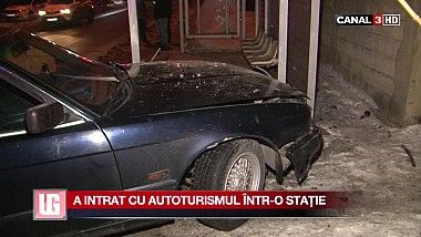 A derapat de pe șosea și a intrar cu mașina într-o stație
