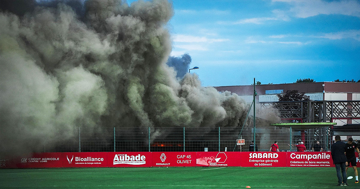 Meciul campionatului francez de fotbal, întrerupt din cauza unui incendiu pe stadion.