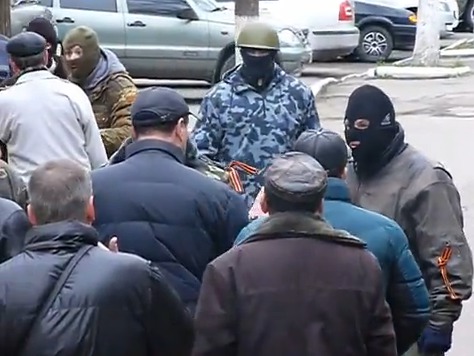 В городе Константиновка Донецкой области группа неизвестных вооруженных лиц захватила отдел милиции и городской совет.