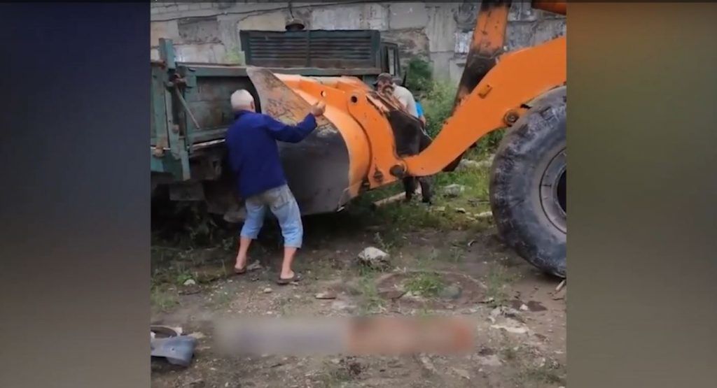 В Бельцах чудом спасли мужчину, придавленного грузовиком