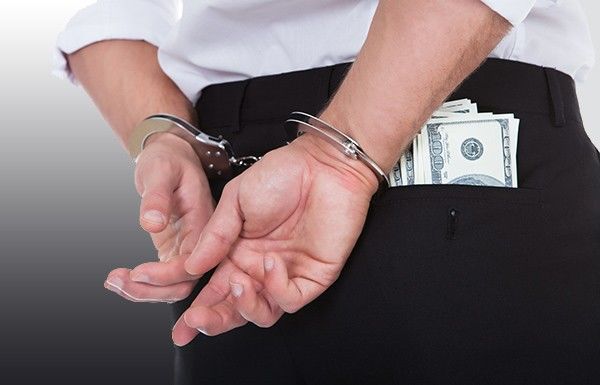 Сотрудник ИП Шолданешт был задержан за извлечение выгоды из влияния.