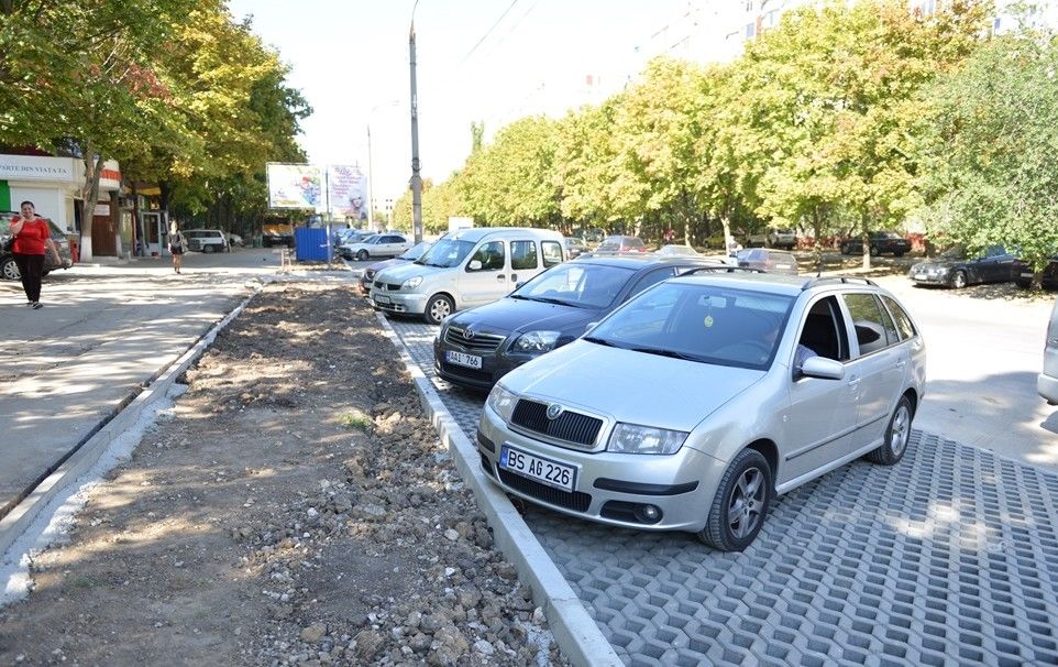 Un grup de locuitori ai Chișinăului cer anularea proiectului parcărilor cu plată.