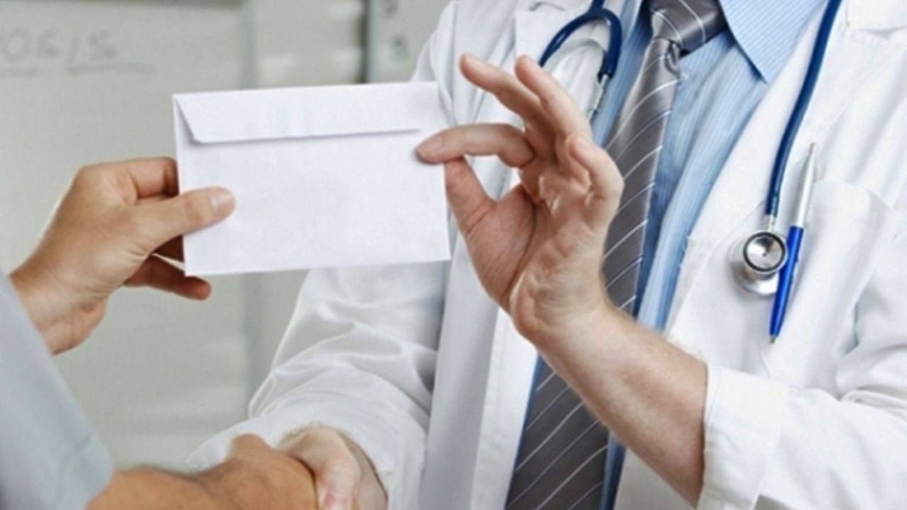 Un medic, reţinut de CNA: 7.000 de lei de la un bolnav incurabil. Foto simbol: linkedin.com
