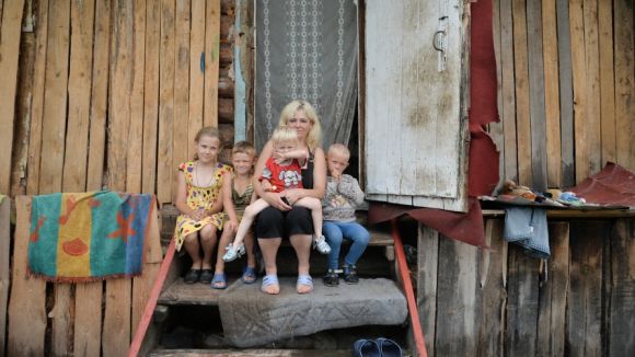 Количество бедных в разных регионах не совпадает.
