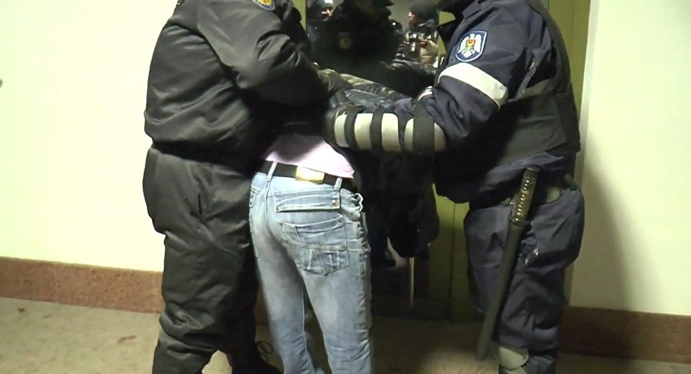Protestatarii rup cordoanele de poliţişti, cel puţin o persoană a fost reţinută. Foto: youtube.com