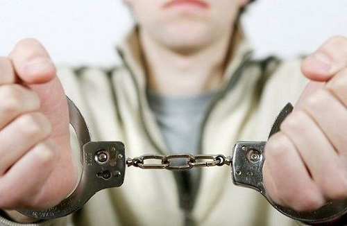 В Бендерах, 25 декабря, приблизительно в 19:30 часов на 66-летнюю пенсионерку напали трое молодых людей.