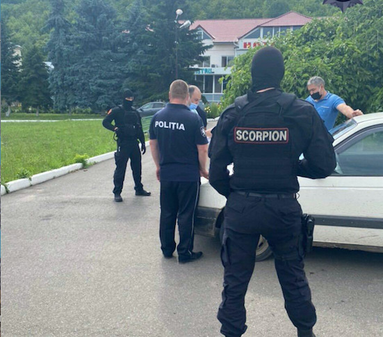 В Сороках в момент получения взятки задержали полицейского.