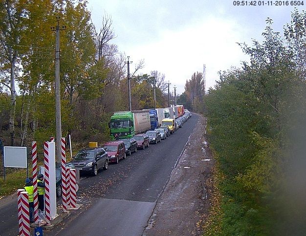 Обыски проходят не только в служебных помещениях но и в домах и квартирах таможенных служащих.