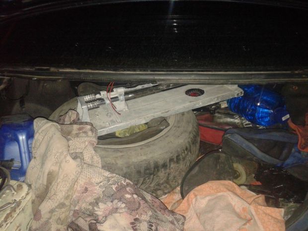 Doi tineri cu vîrstele de 19 şi, respectiv, 21 de ani, din localitatea Heciul Nou, raionul Sângerei, au fost prinşi de poliţişti în timp ce furau bunuri dintr-un autovehicul. Foto: realitatea.md