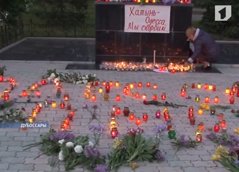 Выступающих на мемориале не было. Люди просто стояли в скорбном молчании и смотрели на горящие свечи.