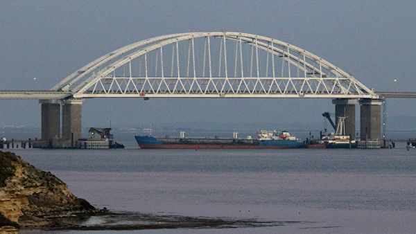 Корабли с 22 моряками и двумя сотрудниками СБУ были задержаны, трое из них были ранены.
