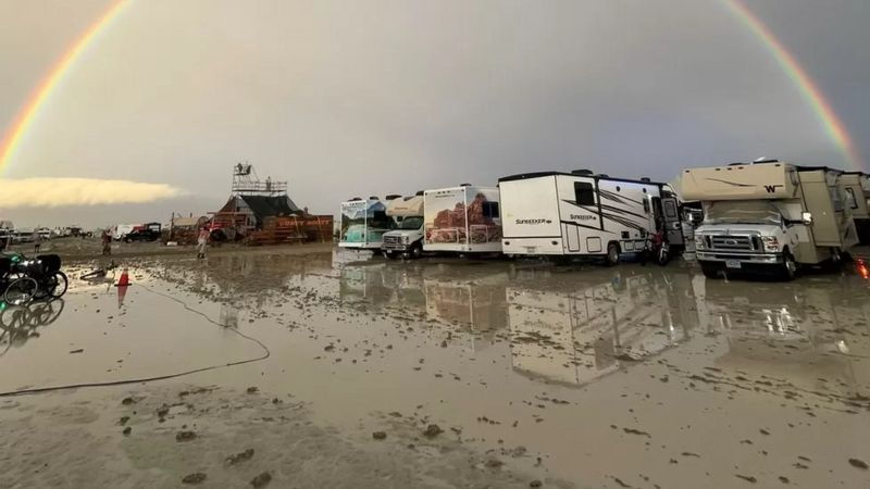 Фестиваль Burning Man в пустыне Невада из-за ливней утонул в грязи.