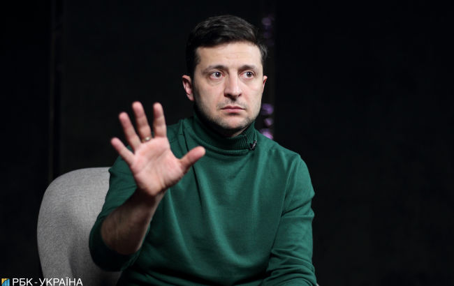 Зеленский выступил против особого статуса Донбасса и амнистии ополченцев.