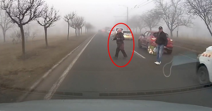В столице пешеходы, перебегавшие дорогу, едва не угодили под колеса авто.