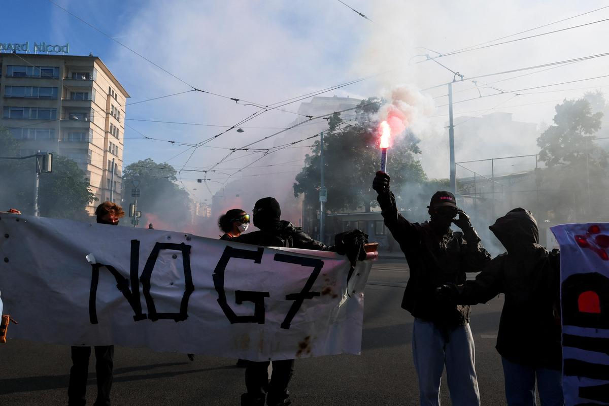 Poliția din Geneva a dispersat cu gaze lacrimogene protestatarii care sunt împotriva summitului G7.