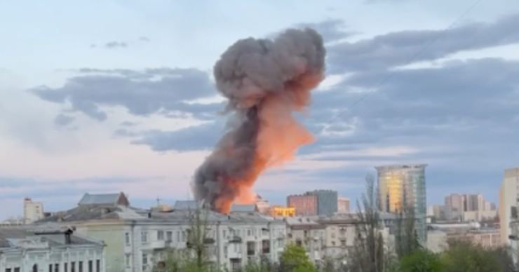В центре Киева раздались взрывы.