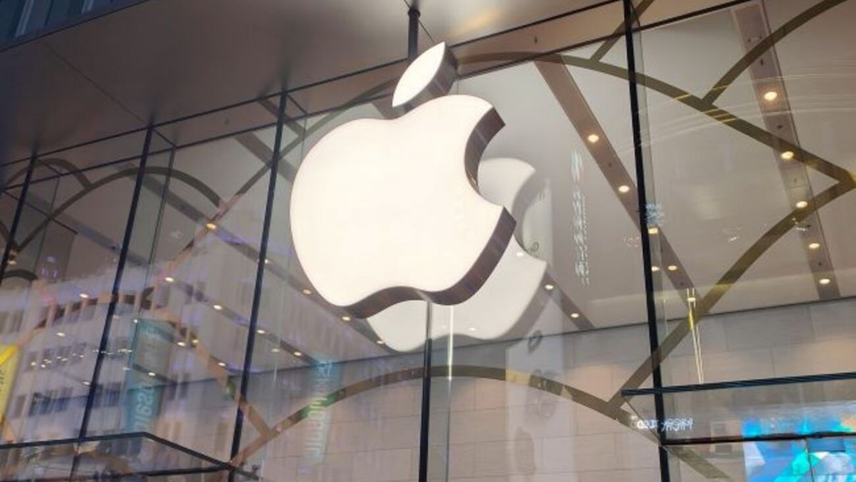Apple увеличит свои инвестиции в США на 100 млрд долларов из-за давления Трампа.
