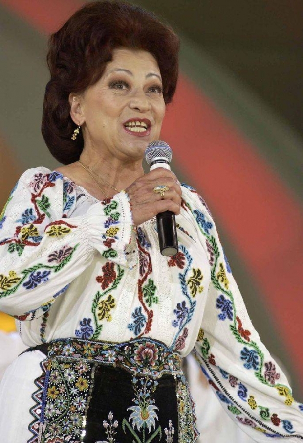 Mama s-a simţit foarte rău. A mers la medic în Los Angeles şi acesta i-a interzis să zboare până în România.