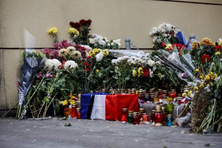 Ofițer francez împușcat: Moldovenii au depus flori la Ambasada Franţei