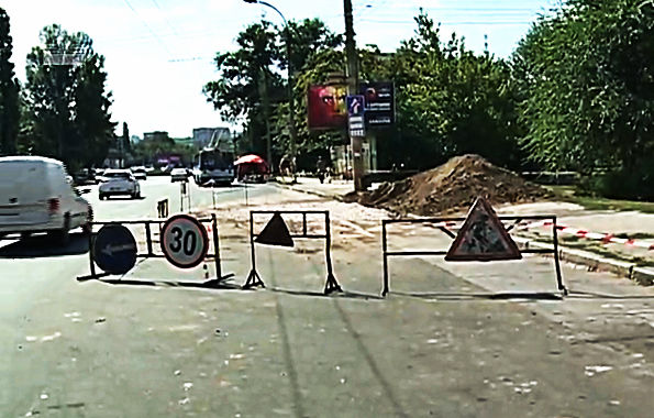 Огромная яма, которая образовалась в центре Кишинева, была засыпана щебнем.