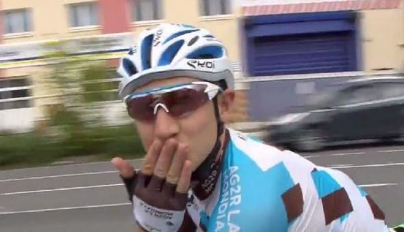 "Caroline, vrei să te căsătoreşti cu mine? Te iubesc", era scris pe hârtia arătată către cameră de sportiv.
