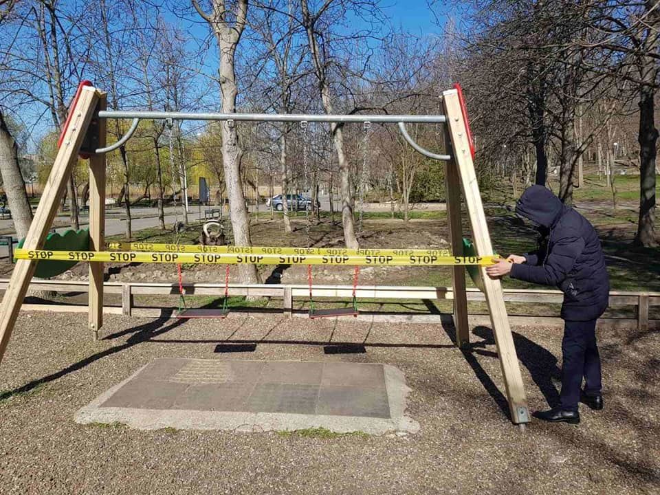 Доступ к детским площадкам перекрыли желтыми лентами.