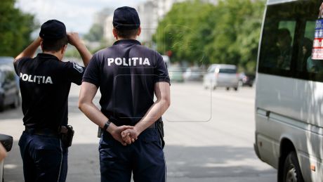 Patru echipaje de poliţie de la Buiucani au avut de furcă în zorii zilei cu un taximetrist din capitală. Foto: publika.md